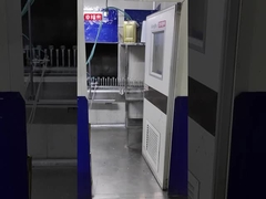 Dagelijks werk in een fabriek met glasflessen